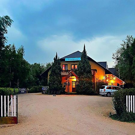 Eldoradó Fogadó és Kemping Vonyarcvashegy Exterior foto